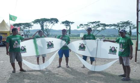 Warga mengikuti Festival yang dikombinasikan dengan lomba layangan di Malang, Jawa Timur. 