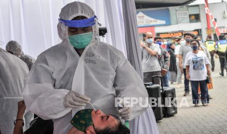 Warga mengikuti kegiatan rapid test antigen di Rest Area KM 19 Tol Jakarta-Cikampek, Kabupaten Bekasi, Jawa Barat, (ilustrasi).