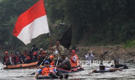 Warga mengikuti kegiatan Susur Sungai Ciliwung dengan menggunakan perahu karet dan ban dari Jembatan TB Simatupang hingga kawasan Tanjungan Condet, Jakarta, Sabtu (26/8). 