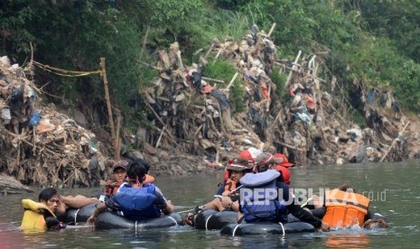 Warga mengikuti kegiatan Susur Sungai Ciliwung dengan menggunakan perahu karet dan ban dari Jembatan TB Simatupang hingga kawasan Tanjungan Condet, Jakarta, Sabtu (26/8).