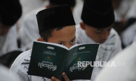  Warga mengikuti Khataman Akbar Nusantara Mengaji di Masjid Siti Rawani, Bekasi, Jawa Barat, Minggu (30/10).