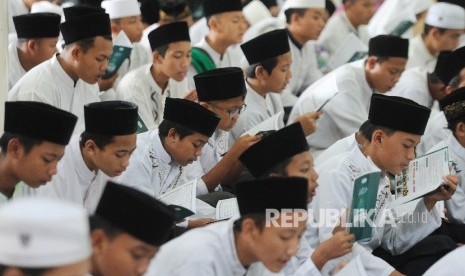 Warga mengikuti Khataman Akbar Nusantara Mengaji di Masjid Siti Rawani, Bekasi, Jawa Barat, Minggu (30/10). 