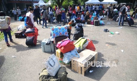 Warga mengikuti mudik bareng Badan Penyelenggara Jaminan Sosial (BPJS) Ketenagakerjaan di lapangan eks Bandara Kemayoran, Jakarta, Sabtu (2/7)