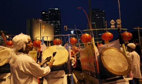  Warga mengikuti parade beduk Jakarta Night Religious Festival menyambut Hari Raya Idul Adha 1434 H di Jalan MH. Thamrin, Jakarta Pusat, Senin (14/10). Pemprov DKI Jakarta akan kembali menggelar festival beduk pada malam takbiran, Idul Fitri 2438 Hijriah.