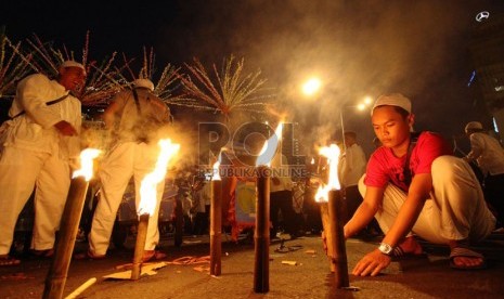  Warga mengikuti parade bedug Jakarta Night Religious Festival menyambut Hari Raya Idul Adha 1434 H di Jalan MH. Thamrin, Jakarta Pusat, Senin (14/10).  (Republika/Yasin Habibi)