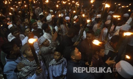 Warga mengikuti pawai obor (ilustrasi)