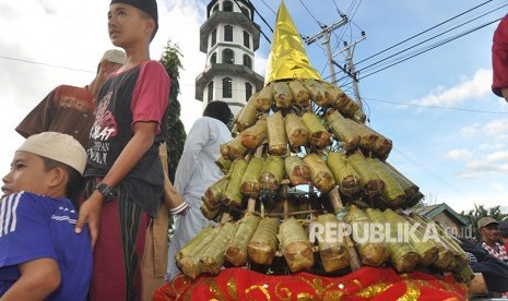 Warga mengikuti pawai tradisi lebaran mandura di Kampung Baru, Kota Palu, Sulawesi Tengah, Kamis (21/6).