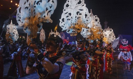 Warga mengikuti pawai Wayang Jogya Night Carnival 2017 di kawasan Tugu Pal Putih, DI Yogyakarta, Sabtu (7/10). Pergelaran tahunan Wayang Yogya Night Carnival yang menampilkan atraksi budaya tersebut merupakan puncak perayaan HUT ke-261 Kota Yogyakarta.