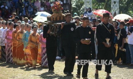 Warga mengikuti prosesi upacara Seren Taun di Kesepuhan Cisungsang, Lebak, Banten, Ahad (28/8). Tradisi adat seren taun yang merupakan warisan budaya kesatuan adat Banten kidul tersebut merupakan bentuk ungkapan rasa syukur kepada Tuhan atas melimpahnya ha