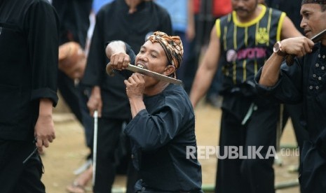 Warga mengikuti prosesi upacara Seren Taun di Kesepuhan Cisungsang, Lebak, Banten, Ahad (28/8). Tradisi adat seren taun yang merupakan warisan budaya kesatuan adat Banten kidul tersebut merupakan bentuk ungkapan rasa syukur kepada Tuhan atas melimpahnya ha