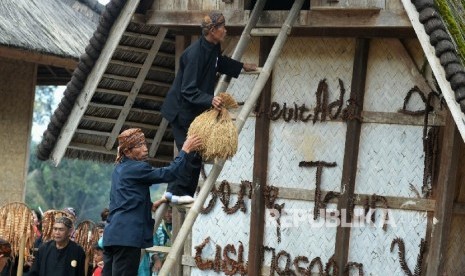 Warga mengikuti prosesi upacara Seren Taun di Kesepuhan Cisungsang, Lebak, Banten, Minggu (28/8). Tradisi adat seren taun yang merupakan warisan budaya kesatuan adat Banten kidul tersebut merupakan bentuk ungkapan rasa syukur kepada Tuhan atas melimpahnya 