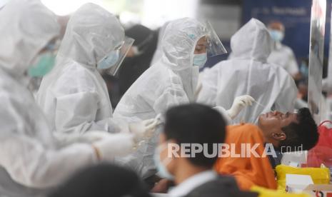 Warga mengikuti rapid tes antigen di Stasiun Gambir, Jakarta, Selasa (22/12/2020). Seribuan calon penumpang mengikuti rapid tes tersebut untuk melengkapi syarat perjalanan untuk menggunakan layanan kereta api. 