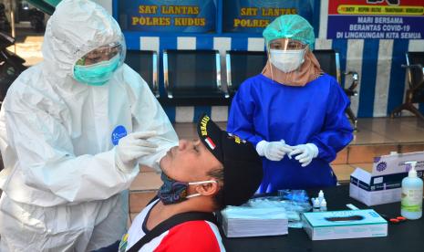 Warga mengikuti rapid test antigen gratis di Alun-alun simpang tujuh, Kudus, Jawa Tengah, Sabtu (29/5/2021). Pusat Kedokteran dan Kesehatan (Pusdokkes) Polri mengadakan rapid test antigen gratis bagi masyarakat umum menyusul lonjakan kasus COVID-19 pascalebaran di wilayah itu dan menjadi kasus tertinggi di Jawa Tengah.