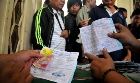 Warga mengikuti sidang pelanggaran lalu lintas dan denda maksimal penerobos jalur busway