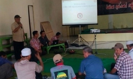 Warga mengikuti sosialisasi mengenai uang palsu yang digelar Bank Indonesia (BI) Cabang Kota Tasikmalaya di aula RW 02, Kelurahan Argasari, Kecamatan Cihideung, Kota Tasikmalaya, Jawa Barat, Kamis, (3/11).