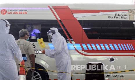 Warga mengikuti test swab COVID-19 menggunakan mobil tes polymerase chain reaction (PCR) atau Mobile Combat COVID-19 di RSUD Sidoarjo, Jawa Timur, Kamis (28/5/2020). Swab test dengan Mobil tes polymerase chain reaction (PCR) atau Mobile Combat COVID-19 dari Gugus Tugas Percepatan Penanganan COVID-19 tersebut bertujuan untuk mempercepat pengujian secara lebih masif dan spesimen swab di lapangan.