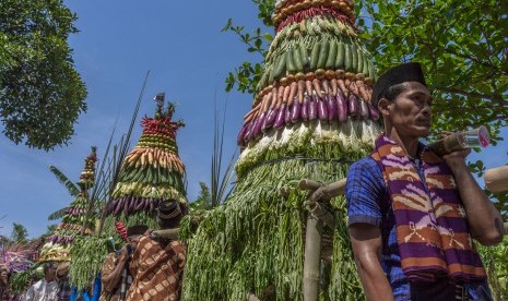 Warga mengirab gunungan hasil bumi saat mengikuti Tradisi Kirab Suro  (ilustrasi)