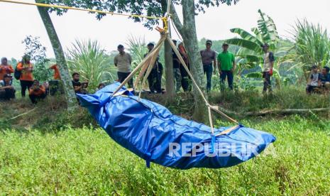 Warga mengirim paket logistik untuk korban bencana saat mengikuti simulasi pelatihan tanggap darurat bencana bersama anggota Taruna Siaga Bencana (Tagana) di kawasan Situ Cihambulu, Desa Tamanmekar, Karawang, Jawa Barat, Sabtu (16/10/2021). Kegiatan tersebut diselenggarakan untuk meningkatkan kemampuan masyarakat dan perangkat desa untuk memberikan pertolongan pertama terhadap korban bencana. 