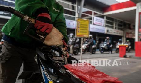 Warga mengisi bahan bakar minyak (BBM) jenis Pertalite ke sepeda motornya di SPBU Kuningan, Jakarta, Rabu (30/3/2022). Pemerintah menetapkan bensin RON 90 atau Pertalite menjadi Jenis Bahan Bakar Khusus Penugasan (JBKP) menggantikan bensin RON 88 atau Premium berdasarkan atas Keputusan Menteri ESDM No 37.K/HK.02/MEM.M/2022 tanggal 10 Maret 2022 tentang JBKP. 