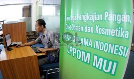  Warga mengisi formulir sertifikasi halal secara on-line di kantor Lembaga Pengkajian Pangan Obat-obatan dan Kosmetika Majelis Ulama Indonesia (LPPOM MUI), Jakarta, Selasa (28/7). 