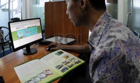  Warga mengisi formulir sertifikasi halal secara on-line di kantor Lembaga Pengkajian Pangan Obat-obatan dan Kosmetika Majelis Ulama Indonesia (LPPOM MUI), Jakarta, Selasa (28/7). 