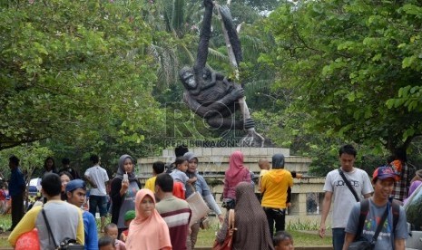 Warga mengisi hari libur berkunjung ke Kebun Binatang Ragunan, Jakarta Selatan, Ahad (27/12).  (Republika/Yasin Habibi)