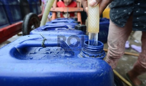 Warga mengisi jerigen nya dengan air bersih di Muara Baru, Jakarta utara, Kamis (12/2).