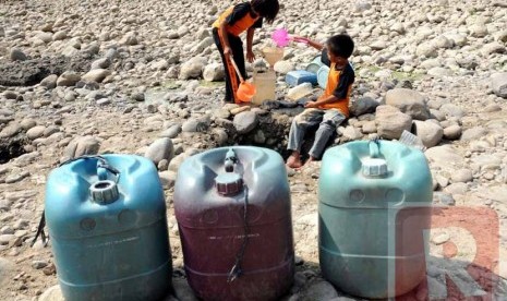   Warga mengisi jeriken dengan air yang mereka ambil dari Sungai Cipamingkis di Desa Sirnajati, Cibarusah, Kabupaten Bekasi, Jawa Barat, Kamis (30/8). (Aditya Pradana Putra/Republika)