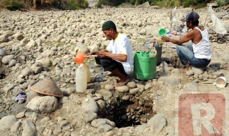  Warga mengisi jeriken dengan air yang mereka ambil dari Sungai Cipamingkis di Desa Sirnajati, Cibarusah, Kabupaten Bekasi, Jawa Barat, Kamis (30/8). (Aditya Pradana Putra/Republika)