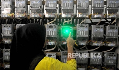 Menteri Koordinator Bidang Perekonomian Airlangga Hartarto mengumumkan diskon tarif listrik sebesar 50 persen bagi pelanggan dengan daya listrik di bawah 2.200 Volt Ampere.