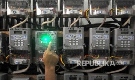  Warga mengisi ulang token listrik PLN di Rusun Cipinang Besar Selatan, Jakarta. (ilustrasi). PLN memastikan pasokan listrik di Jakarta aman menjelang libur akhir tahun. 