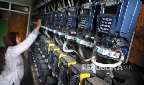 Warga mengisi ulang token listrik PLN di Rusun Cipinang Besar Selatan, Jakarta, Rabu (4/1).