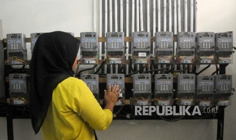 Warga mengisi ulang token listrik PLN di Rusun Cipinang Besar Selatan, Jakarta, Kamis (2/3) lalu.