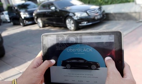 Warga mengoperasikan aplikasi taksi uber via internet di Jakarta. (Republika/ Yasin Habibi)