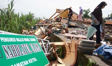  Warga mengumpulkan barang miliknya yang masih dapat digunakan di antara puing rumah yang rusak parah akibat gempa di Desa Blang Mancung, Ketol, Aceh Tengah, Aceh, Jumat (5/7).     (Antara/Irwansyah Putra)