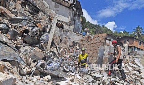 Warga mengumpulkan benda yang masih berharga dari sisa kebakaran rumah warga di Kota Jayapura, Papua, Senin (2/9/2019).