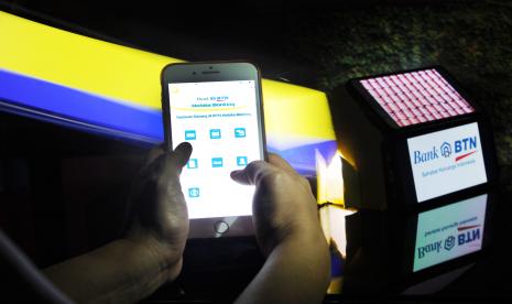 Warga mengunakan aplikasi mobile Bank Tabungan Negara di Bekasi, Jakarta, Rabu (17/2). Aplikasi BTN Properti memiliki banyak fitur yang memudahkan setiap penggunanya, seperti simulasi angsuran, tracking berkas, pembayaran booking fee, hingga kemudahan untuk pengajuan kredit secara online. Foto: Tahta Aidilla/Republika.