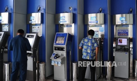  Warga mengunakan fasilitas Anjungan Tunai mandiri di Jakarta, Selasa (17\1).  Perusahaan jasa dan produk teknologi asal Amerika Serikat, PT Diebold Nixdorf Indonesia menargetkan bisa menjual seribu unit mesin ATM pada tahun ini. Hal ini sejalan kondisi ekonomi yang semakin membaik di Indonesia.