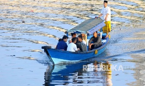 Warga mengunakan perahu getek bersiap melaksanakan Shalat Idul Adha 1437 H di Pelabuhan Sunda Kelapa, Jakarta Utara, Senin (12/9). 