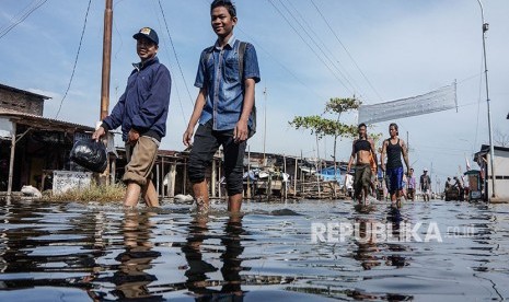 Warga mengungsi dari lokasi rob di Pekalongan, Jawa Tengah, Kamis (24/5).