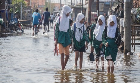 Warga mengungsi dari lokasi rob di Pekalongan, Jawa Tengah, Kamis (24/5).