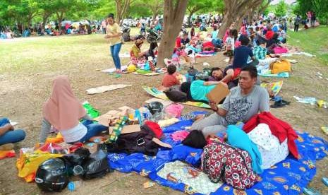 Warga mengungsi di halaman Bandara Mutiara Sis Al Jufri di Palu, Sulawesi Tengah, Sabtu (29/9).