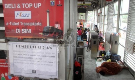  Warga mengungsi di Halte Bus Transjakarta Taman Kota di Jalan Daan Mogot, Jakarta Barat. ( Republika/Yasin Habibi)