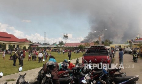 Warga mengungsi di Mapolres Jayawijaya saat terjadi aksi unjuk rasa yang berakhir rusuh di Wamena, Jayawijaya, Papua, Senin (23/9/2019). 