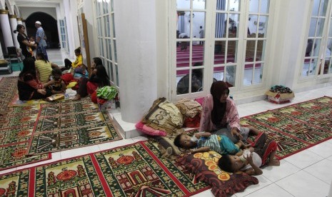 Warga mengungsi di pelataran masjid saat banjir melanda kelurahan Tanjung Agung Kota Bengkulu, Bengkulu, Minggu (28/4/2019).