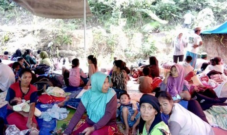 Warga mengungsi di tenda darurat pascagempa bumi di Desa Balita, Gane Barat, Halmahera Selatan, Maluku Utara, Senin (15/7/2019).