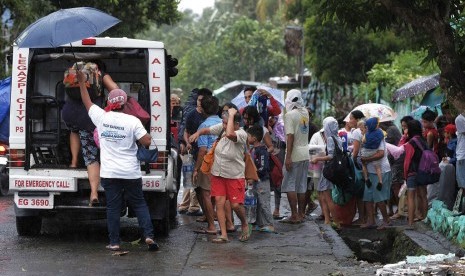 Warga mengungsi jelang datangnya Badai Kammuri di Legazpi, Provinsi Albay, Filipina, Senin (2/12).