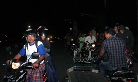 Warga mengungsi ketempat yang lebih tinggi pasca gempa yang terjadi di jembatan Peunayong, Banda Aceh, Selasa (22/1).