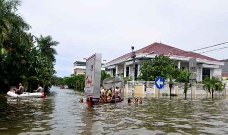 Warga mengungsi pascabanjir besar di kawasan Pluit, Jakarta, Ahad (20/1).