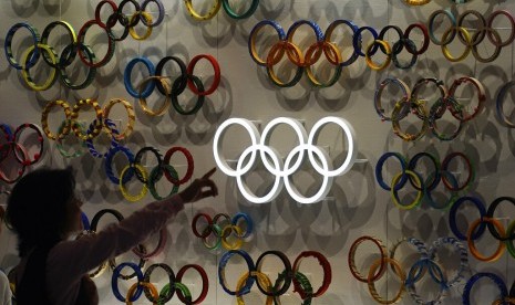 Warga mengunjungi Japan Olympic Museum. Olimpiade Tokyo 2020 ditunda tahun depan karena pandemi virus corona.